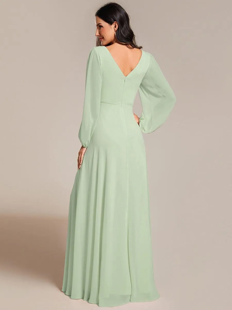 Robe de mère de la mariée en mousseline plissée à col en V et ceinture brillante