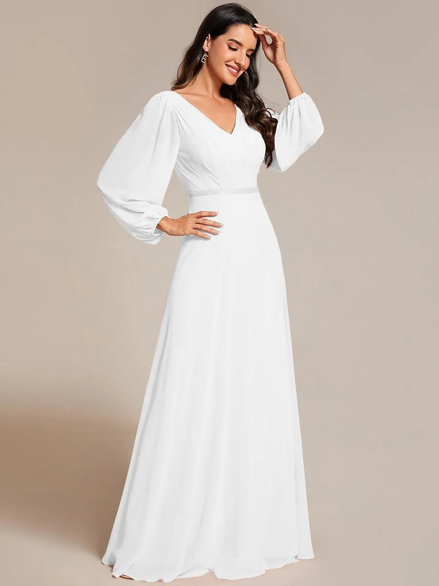 Robe de mère de la mariée en mousseline plissée à col en V et ceinture brillante