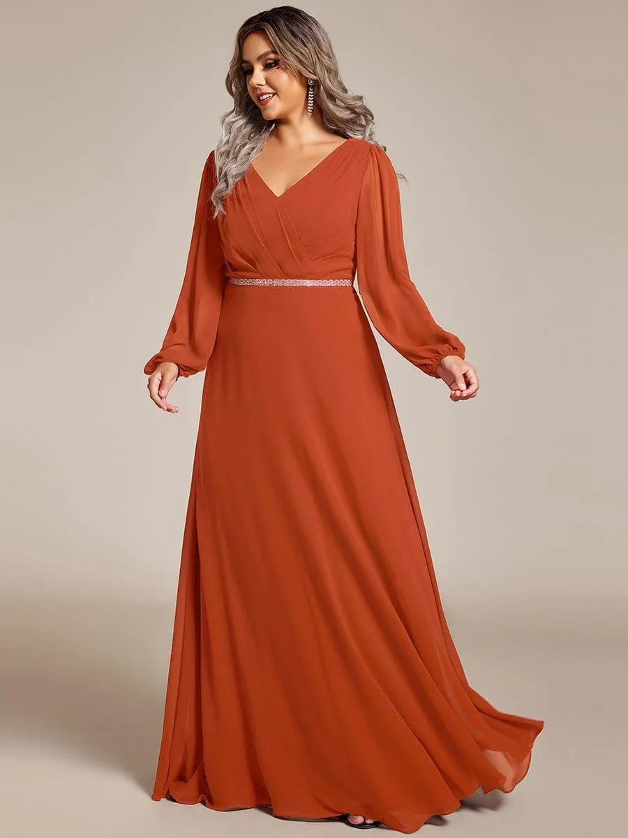 Robe de mère de la mariée en mousseline plissée à col en V et ceinture brillante