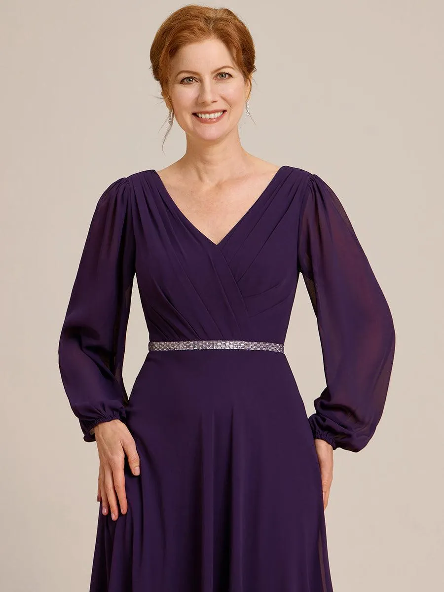Robe de mère de la mariée en mousseline plissée à col en V et ceinture brillante