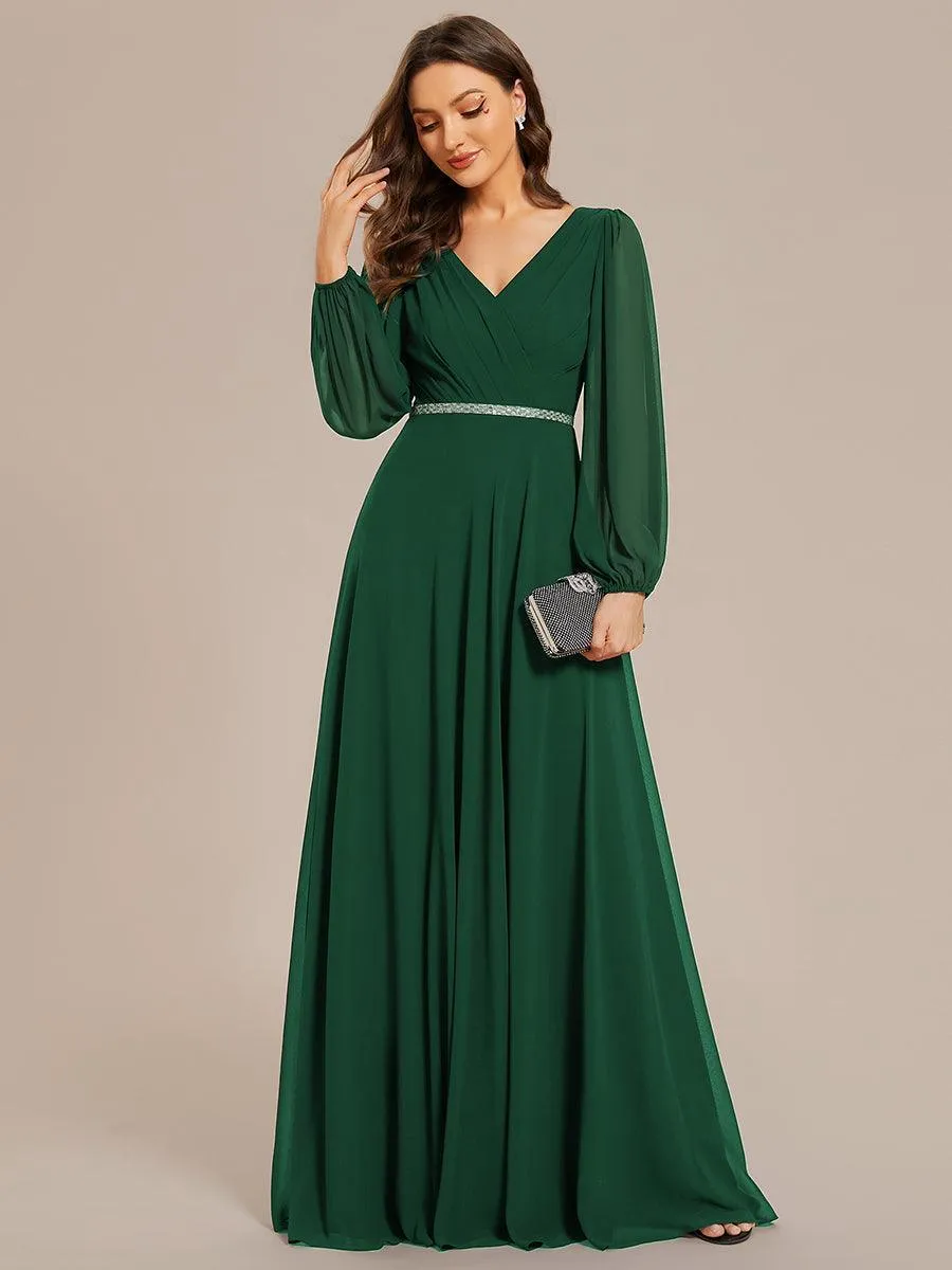 Robe de mère de la mariée en mousseline plissée à col en V et ceinture brillante