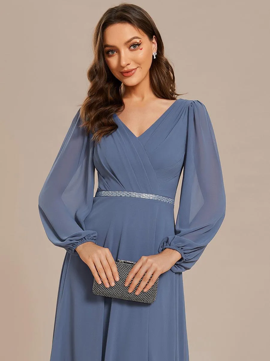 Robe de mère de la mariée en mousseline plissée à col en V et ceinture brillante