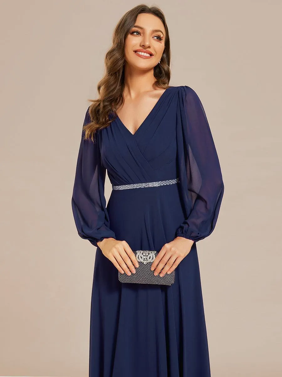 Robe de mère de la mariée en mousseline plissée à col en V et ceinture brillante
