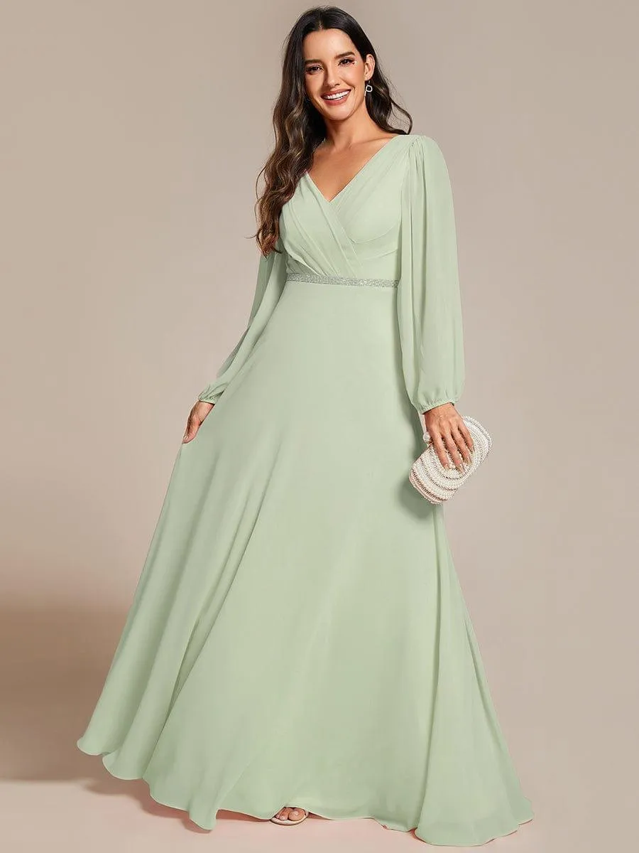 Robe de mère de la mariée en mousseline plissée à col en V et ceinture brillante
