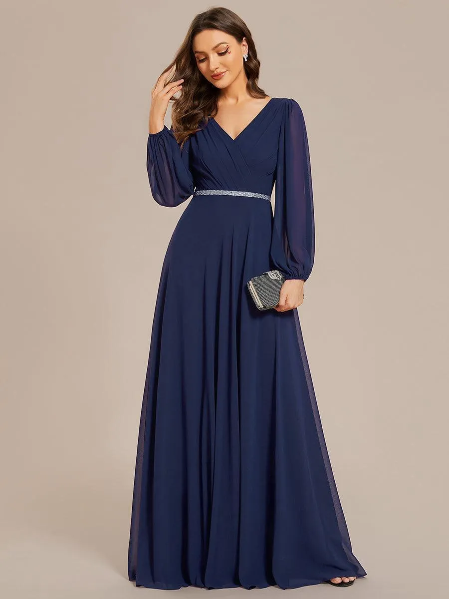 Robe de mère de la mariée en mousseline plissée à col en V et ceinture brillante