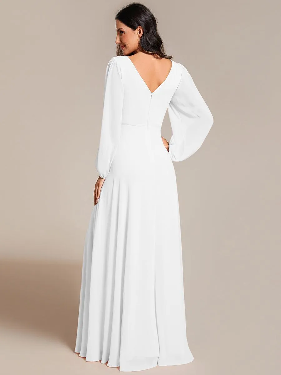 Robe de mère de la mariée en mousseline plissée à col en V et ceinture brillante