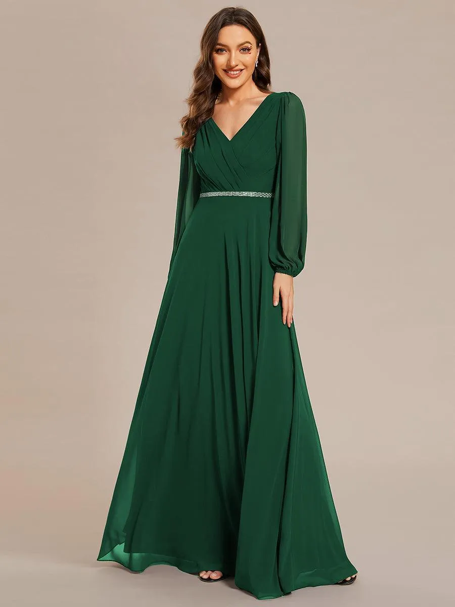Robe de mère de la mariée en mousseline plissée à col en V et ceinture brillante