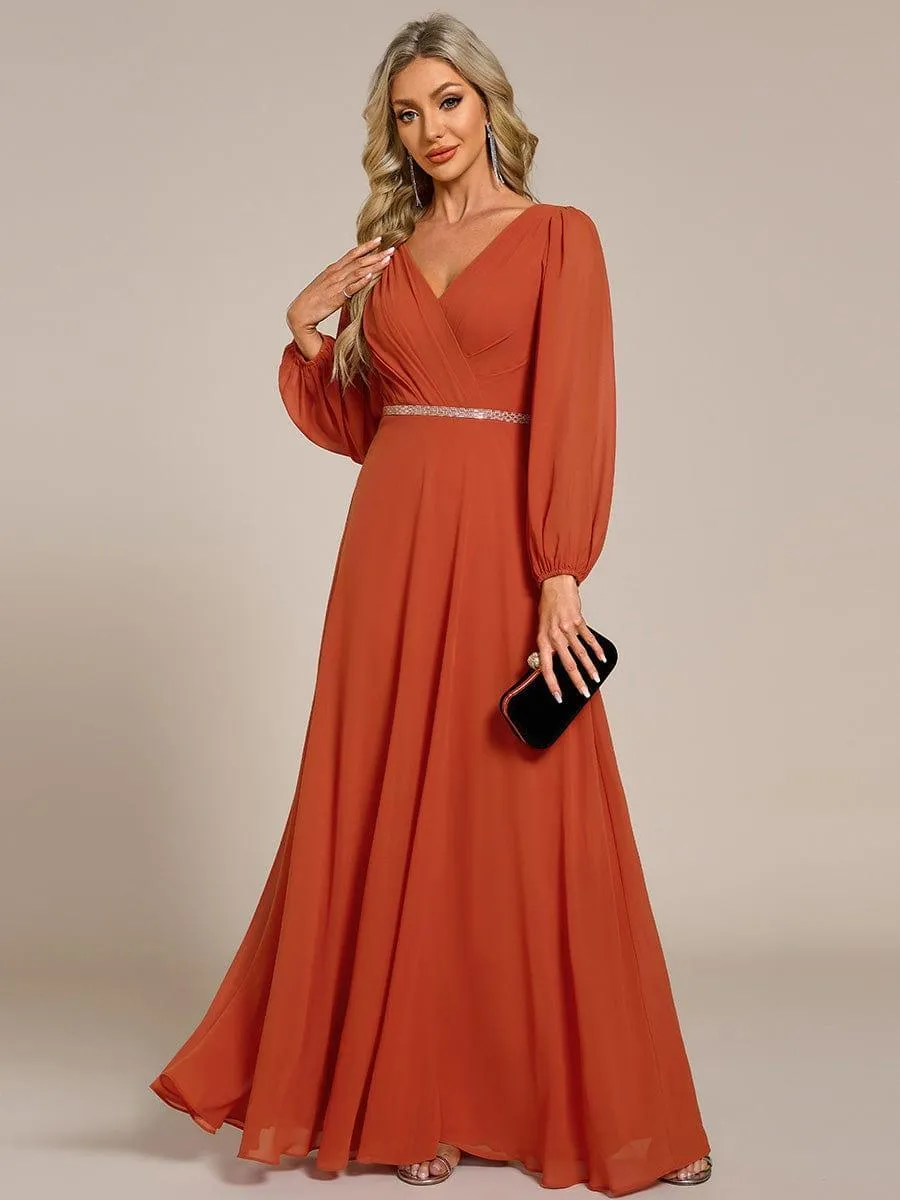 Robe de mère de la mariée en mousseline plissée à col en V et ceinture brillante