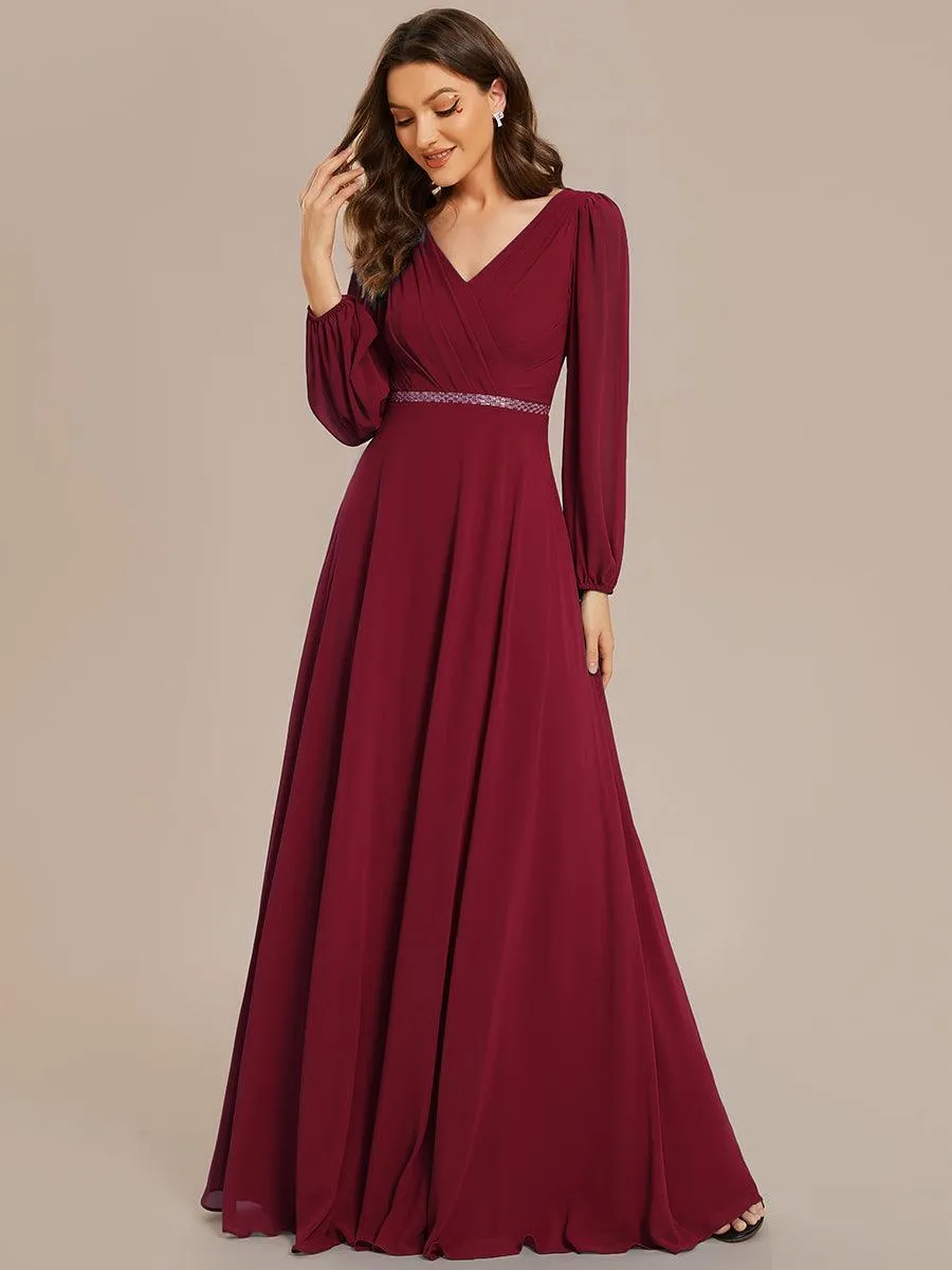 Robe de mère de la mariée en mousseline plissée à col en V et ceinture brillante