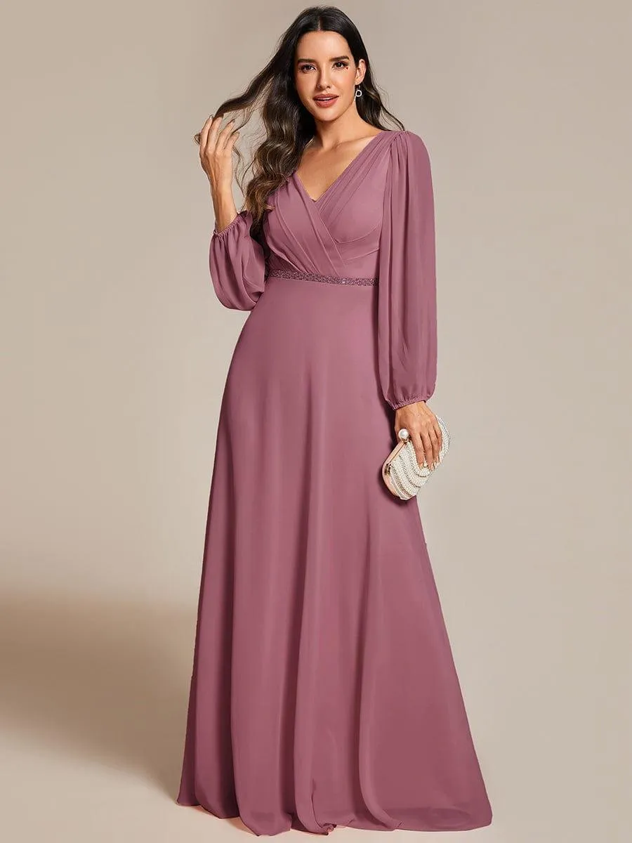 Robe de mère de la mariée en mousseline plissée à col en V et ceinture brillante