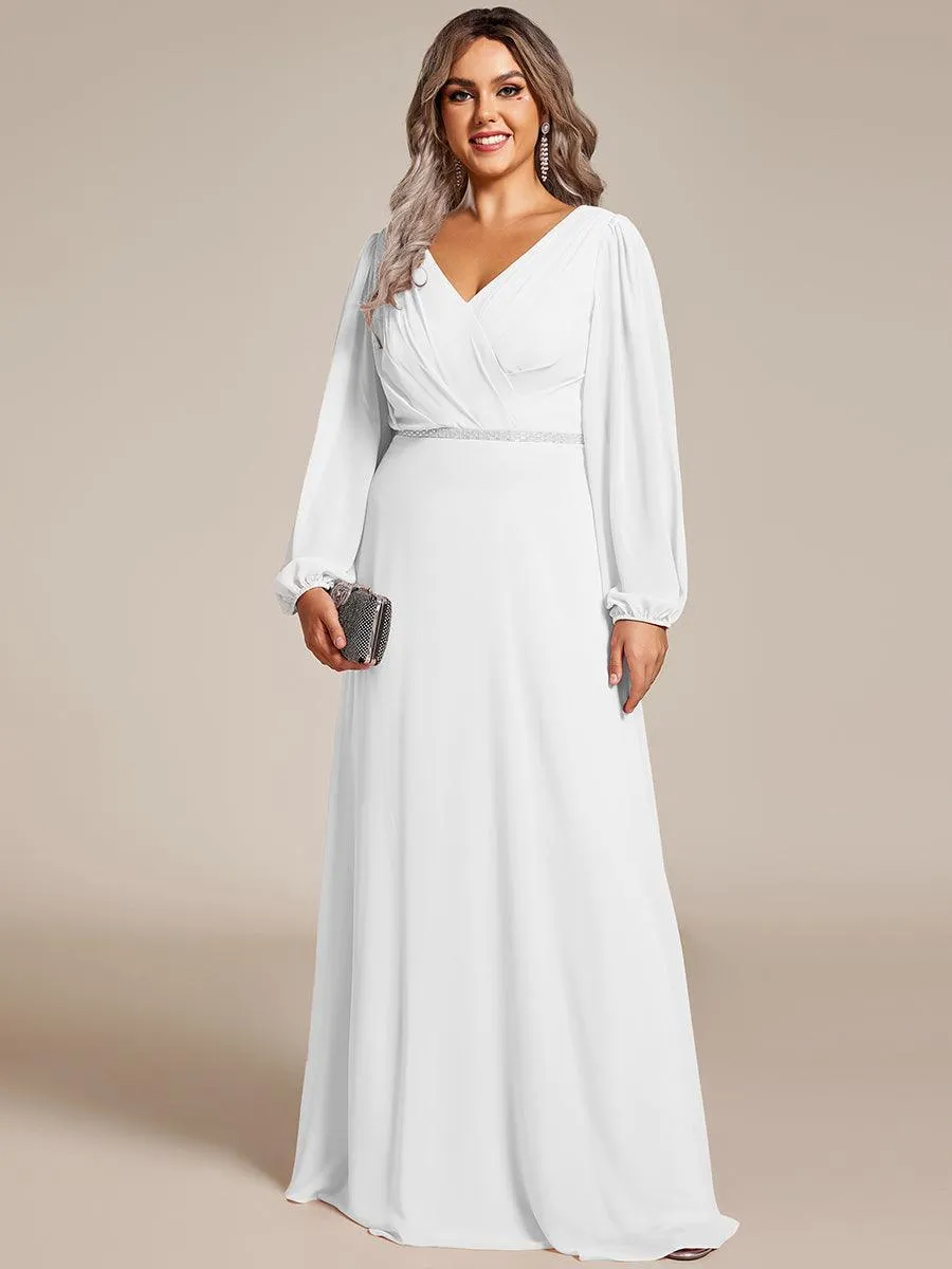 Robe de mère de la mariée en mousseline plissée à col en V et ceinture brillante