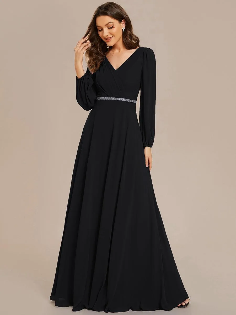 Robe de mère de la mariée en mousseline plissée à col en V et ceinture brillante