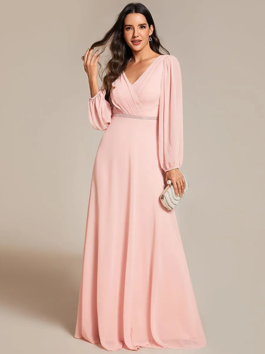 Robe de mère de la mariée en mousseline plissée à col en V et ceinture brillante