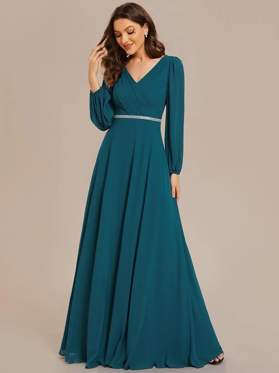 Robe de mère de la mariée en mousseline plissée à col en V et ceinture brillante