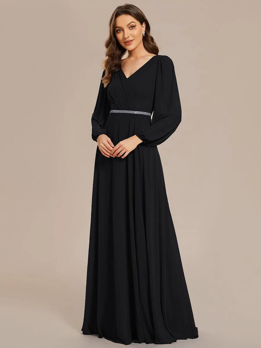 Robe de mère de la mariée en mousseline plissée à col en V et ceinture brillante