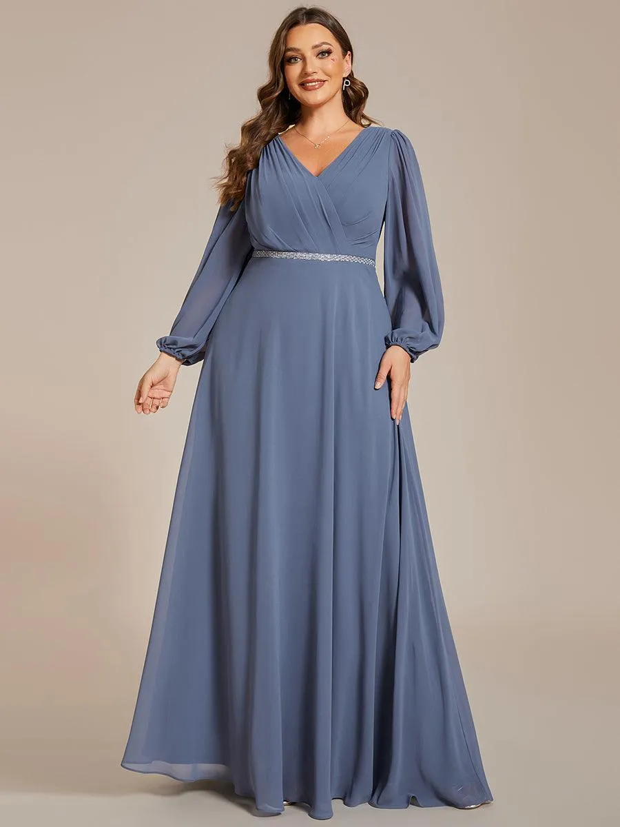 Robe de mère de la mariée en mousseline plissée à col en V et ceinture brillante