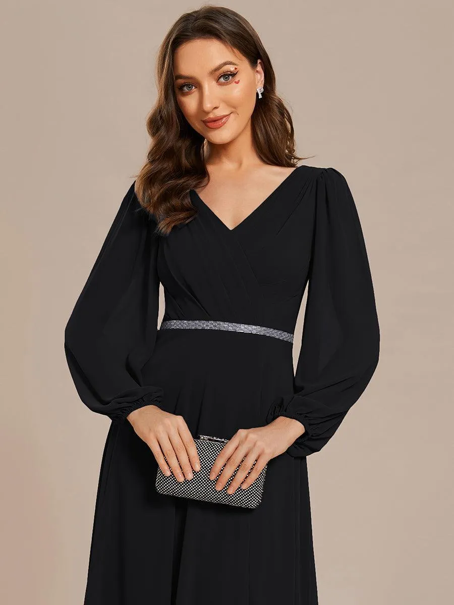 Robe de mère de la mariée en mousseline plissée à col en V et ceinture brillante
