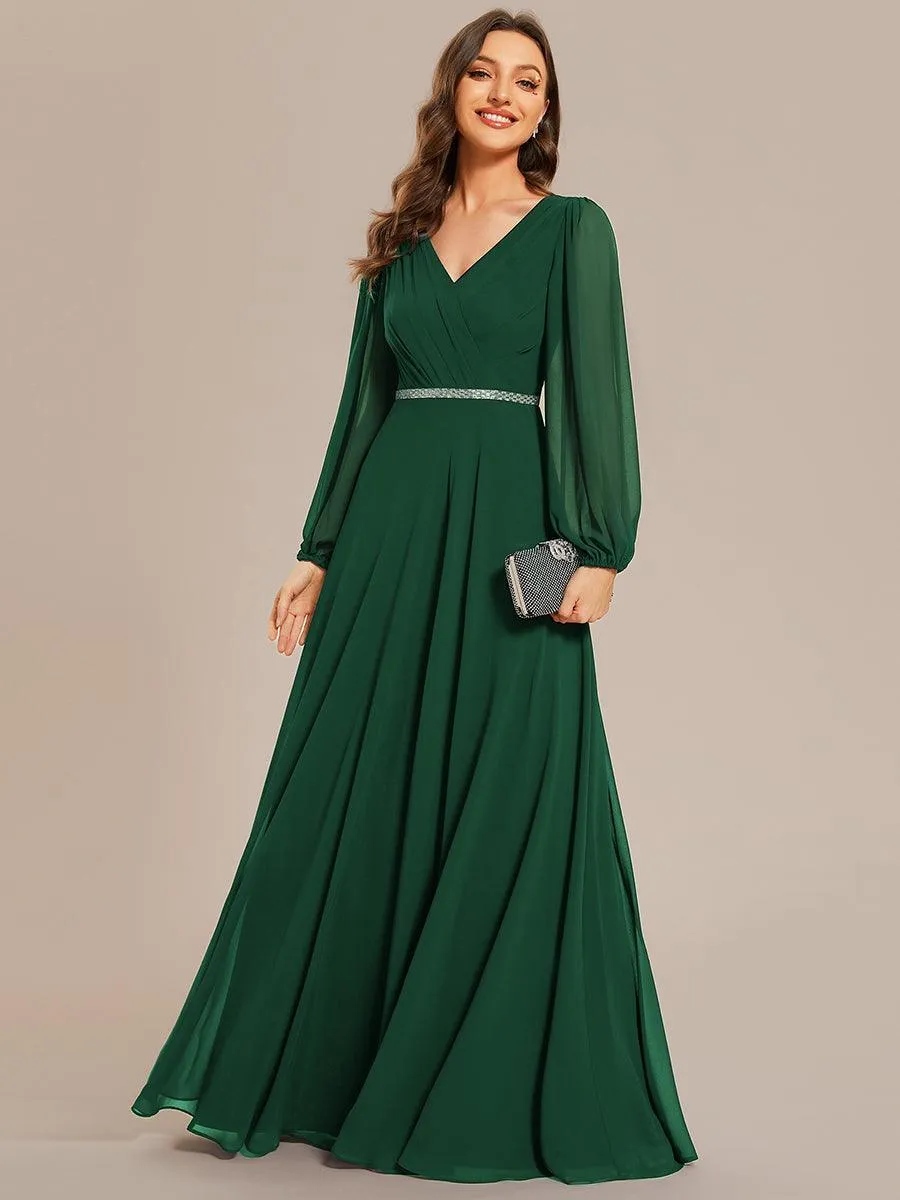 Robe de mère de la mariée en mousseline plissée à col en V et ceinture brillante
