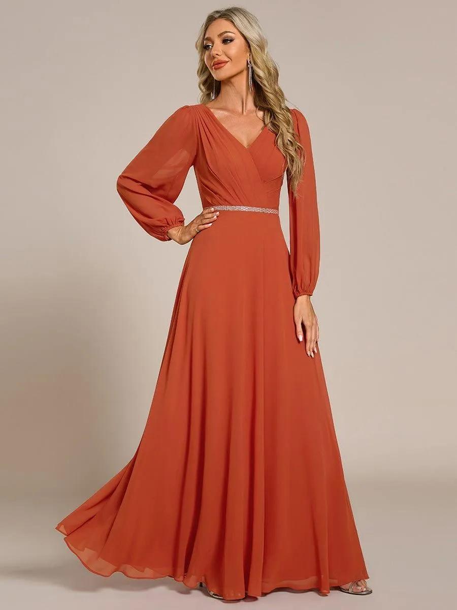Robe de mère de la mariée en mousseline plissée à col en V et ceinture brillante