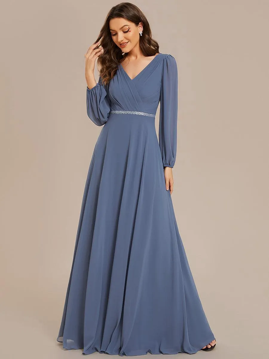 Robe de mère de la mariée en mousseline plissée à col en V et ceinture brillante