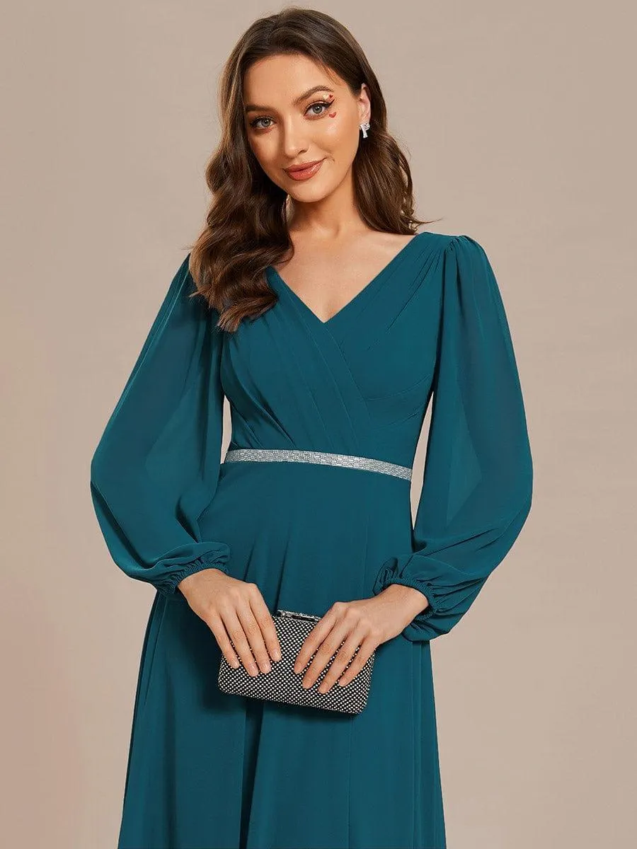 Robe de mère de la mariée en mousseline plissée à col en V et ceinture brillante