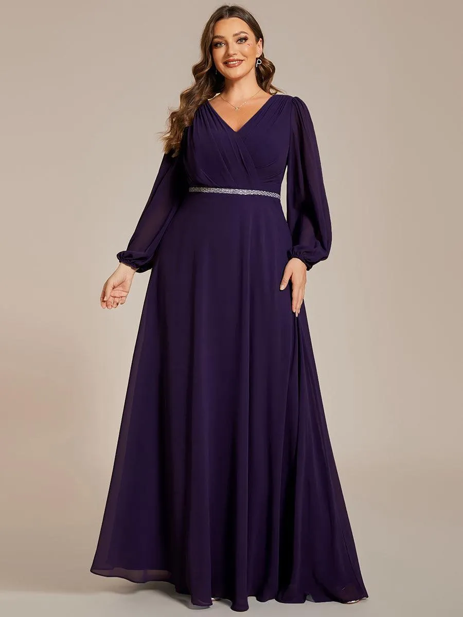 Robe de mère de la mariée en mousseline plissée à col en V et ceinture brillante