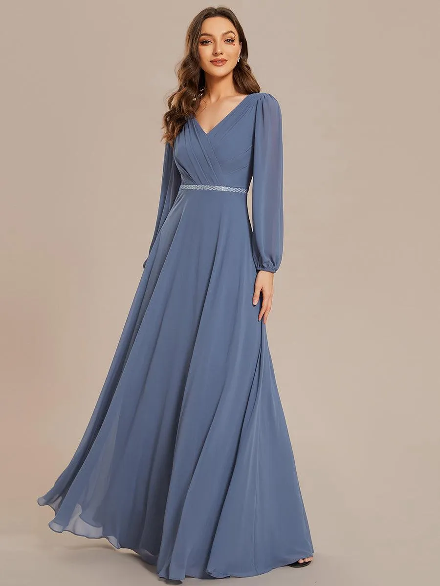 Robe de mère de la mariée en mousseline plissée à col en V et ceinture brillante