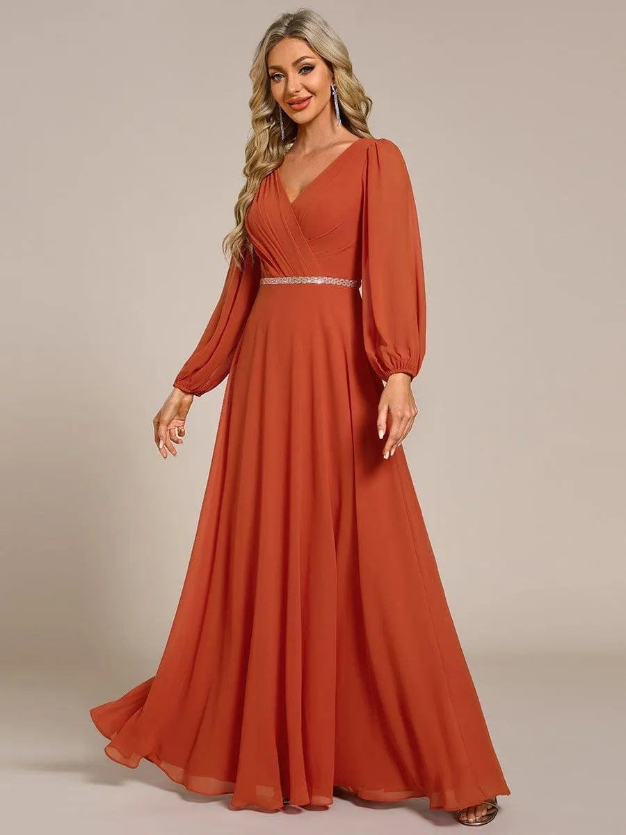 Robe de mère de la mariée en mousseline plissée à col en V et ceinture brillante