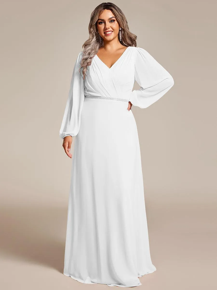 Robe de mère de la mariée en mousseline plissée à col en V et ceinture brillante