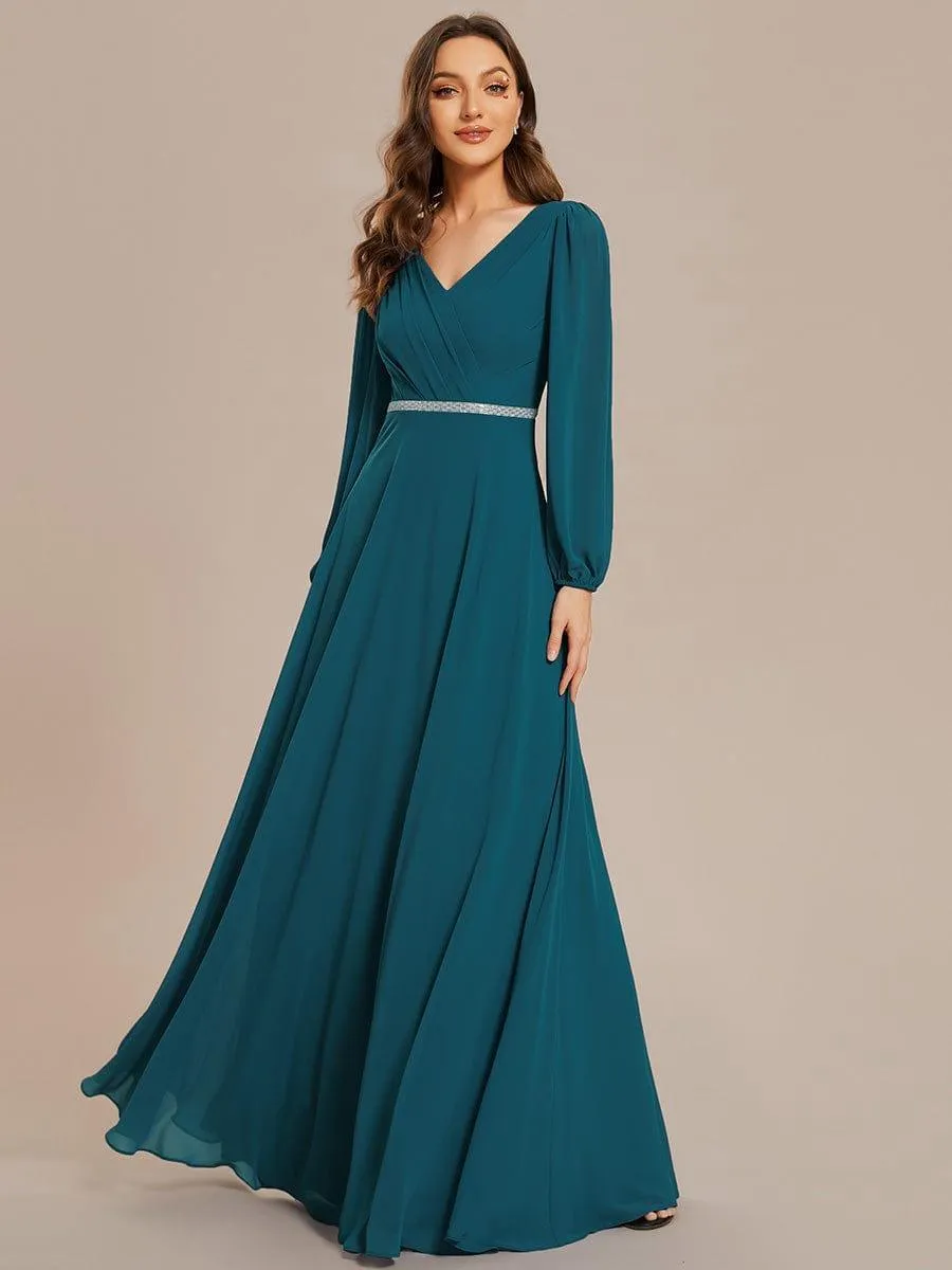 Robe de mère de la mariée en mousseline plissée à col en V et ceinture brillante