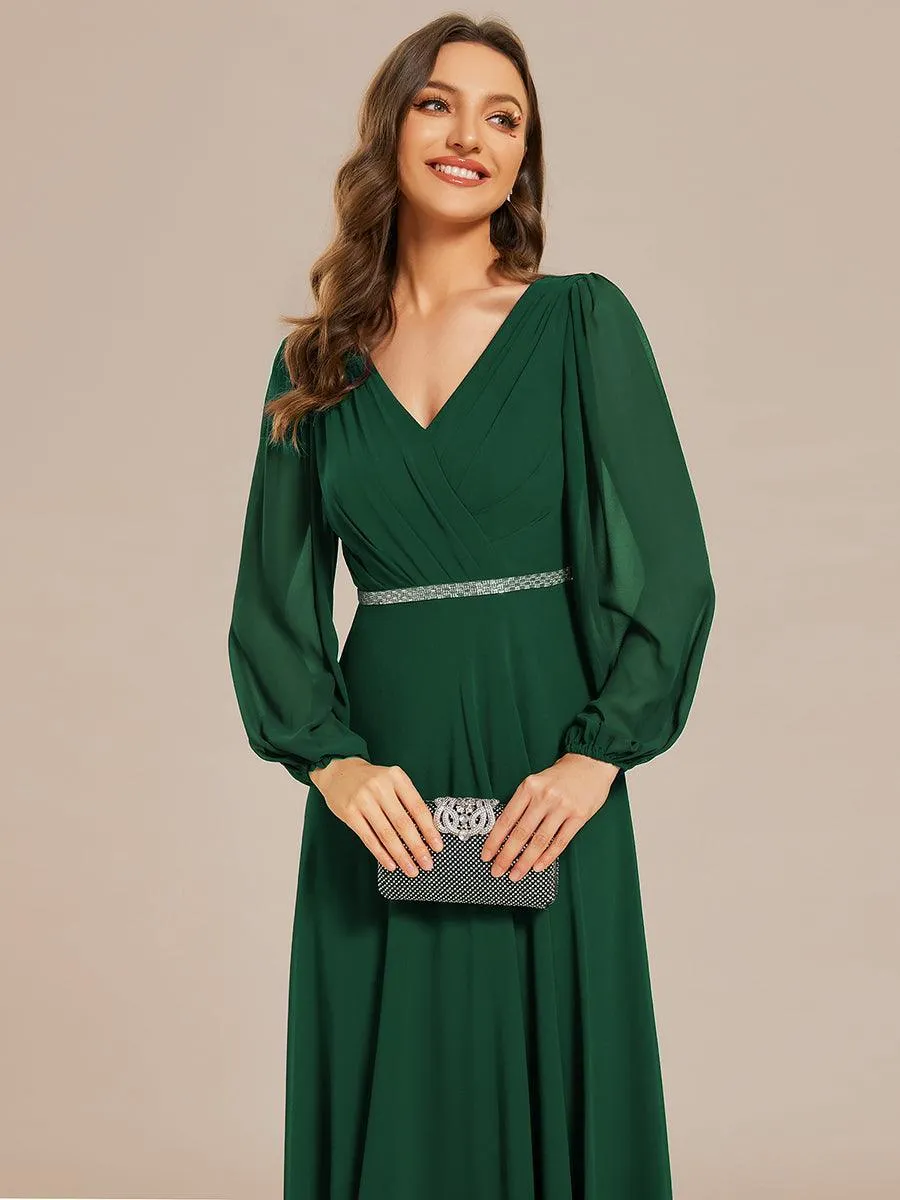 Robe de mère de la mariée en mousseline plissée à col en V et ceinture brillante