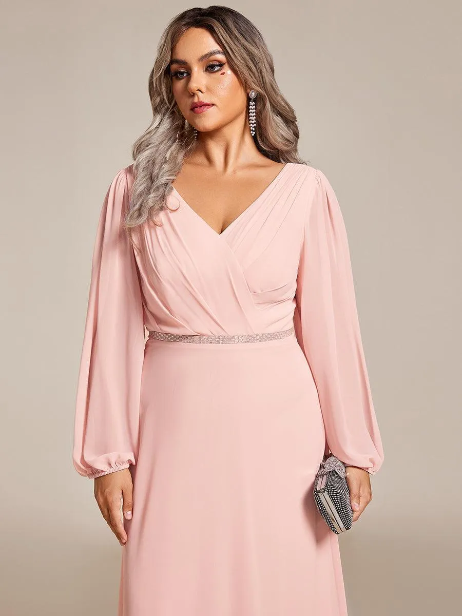 Robe de mère de la mariée en mousseline plissée à col en V et ceinture brillante