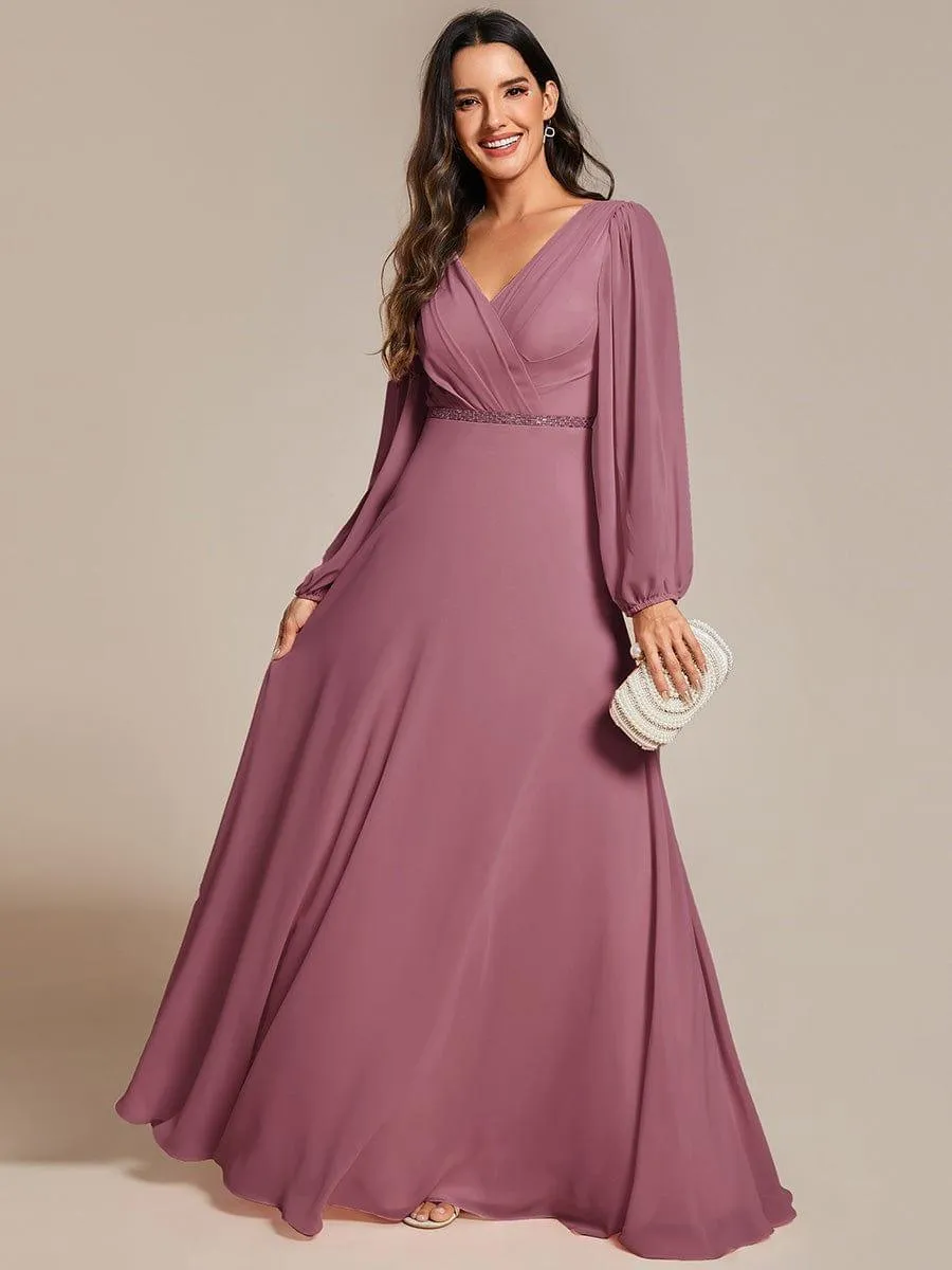 Robe de mère de la mariée en mousseline plissée à col en V et ceinture brillante