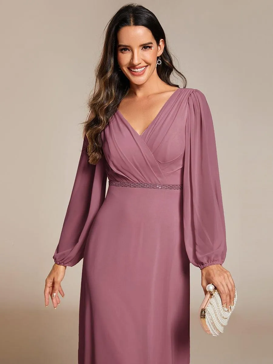 Robe de mère de la mariée en mousseline plissée à col en V et ceinture brillante