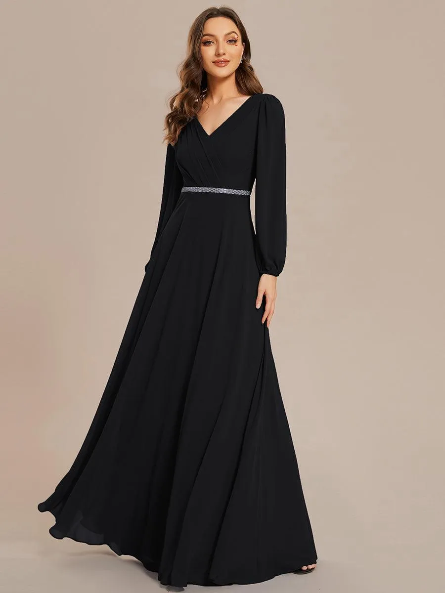 Robe de mère de la mariée en mousseline plissée à col en V et ceinture brillante