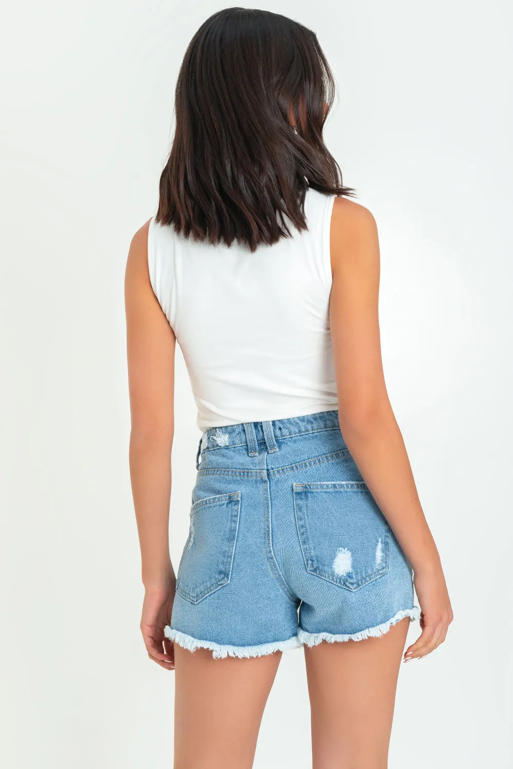 Short corto de denim con rotos fit recto